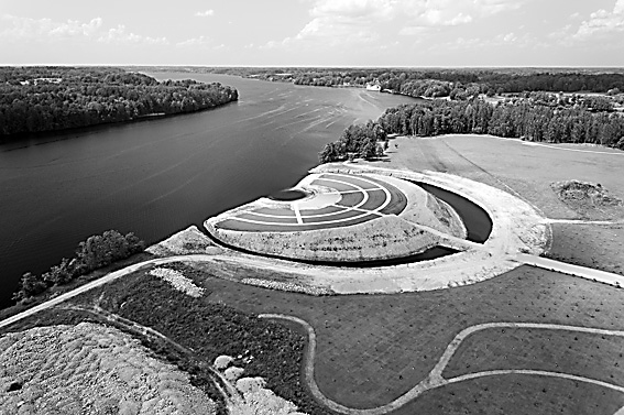 Likteņdārza amfiteātris 2013. gada jūnijā.                    

Autors:  www.abfoto.lv