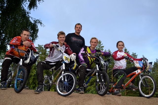 Smiltenes BMX kluba “Silvas ziķeri” sportisti Jānis Ērglis (pirmais no kreisās), Elvis Kristiāns Šmulāns, Kārlis Brikmanis, Vineta Pētersone un treneris Ģirts Kātiņš aicina visus smilteniešus un pilsētas viesus šajās brīvdienās doties uz BMX trasi Silvā, kur risināsies spraigas cīņas.
Autors: SANTA SINKA
