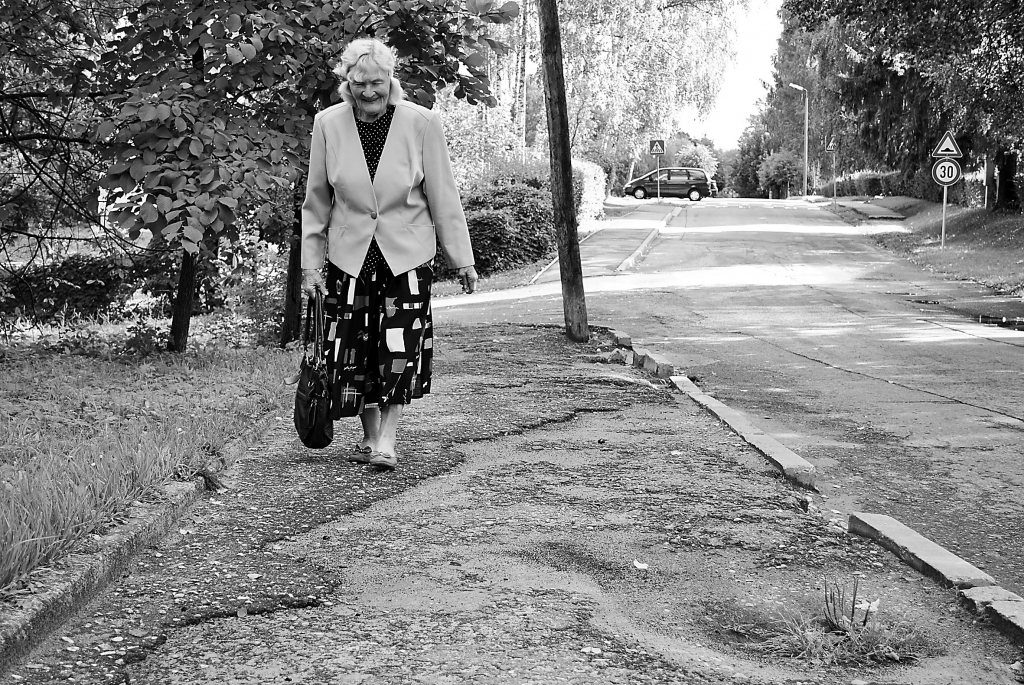 Pensionāre Velga Meldere uz ietves uzkāpusi tikai pēc “Ziemeļlatvijas” lūguma, lai varētu uzņemt šo fotogrāfiju. Parasti viņa izdrupušo trotuāru apiet pa ielu.                                                                           
Autors:  SANDRA PĒTERSONE