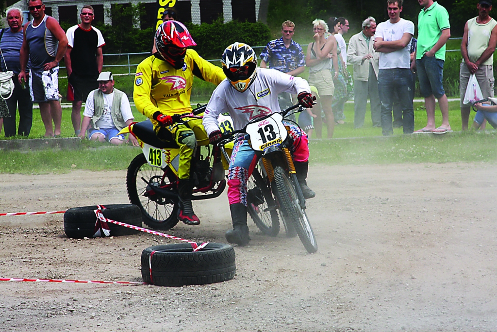 Par uzvaru sporta klasē cīnās Romāns Valtiņš (13) un Niks Gredzens (413). 
                                                                                                          

Autors:  ALDIS DUBĻĀNS