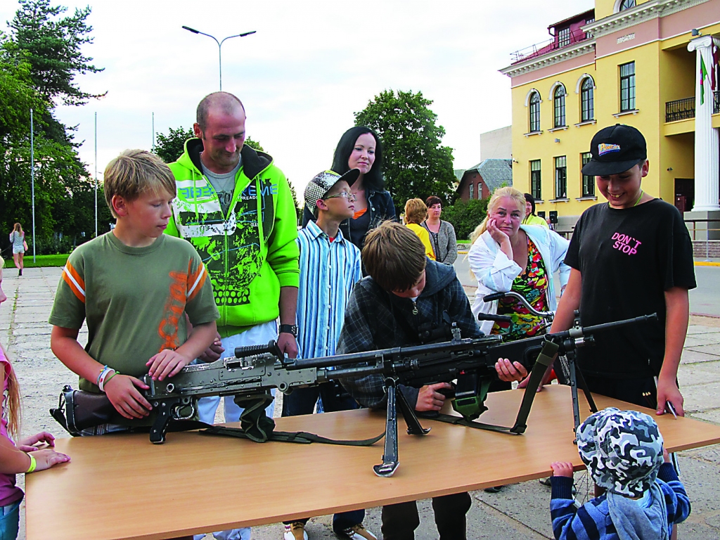 Vislielākā interese visu paaudžu cilvēkiem, jo īpaši bērniem, bija par kaujas ieroču ekspozīciju.                                                                           
Autors:  ALDIS DUBĻĀNS