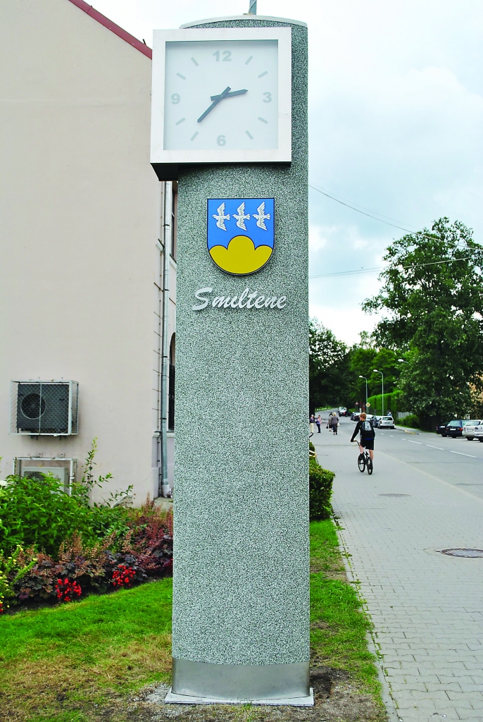 Smiltenes centrā atkal pareizu laiku rāda sabiedriskais pulkstenis, turklāt tas ir ieguvis jaunu, skaistāku izskatu.                                       
Autors:  SANDRA PĒTERSONE