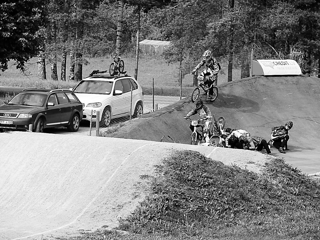 Čempionāta dienā finālbraucienos B15 grupā piedzīvots kritiens, kurā iesaistīti septiņi no astoņiem sportistiem, tostarp “Silvas ziķeru” braucējs Kārlis Brikmanis.