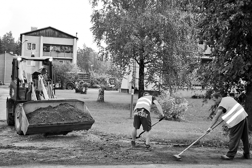 Firma “Ceļinieks 2010” uzsākusi Silvas ciemata ielu un iekšpagalmu remontu.                                                                                                     
Autors:  SANDRA PĒTERSONE