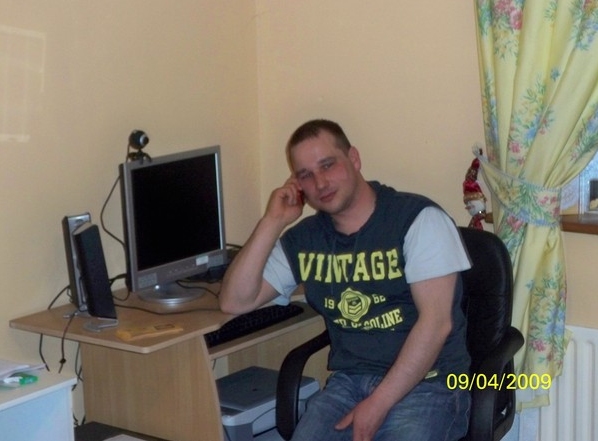 Tuvinieki joprojām nezina, kas notika ar Juri Kalāci viņa dzīves pēdējās stundās un kāpēc viņš gāja bojā. Šī fotogrāfija ir viņa piemiņai: Juris Kalācis (1978. - 2013). “Juris bija labsirdīgs cilvēks, un daudzi viņu tādu atceras,” saka Jura mamma. 
Autors: no personīgā arhīva