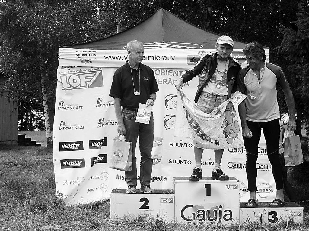 Valmieras čempionāta skaisto medaļu un sponsoru sarūpētās balvas V-60 grupā izcīnīja OK “Azimuts” vadītājs Aldis Lapiņš (vidū),  otro vietu ieguva Valērijs Pahomovs, bet trešo – Ilmārs Limbēns.                      

Autors:  MĀRIS STABIŅŠ