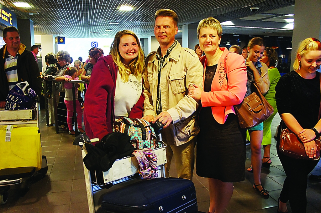 Mamma Marika un tētis Jānis meitu neredzēja 10 mēnešus un beidzot ir laimīgi, sagaidot Ditu Rīgas lidostā.