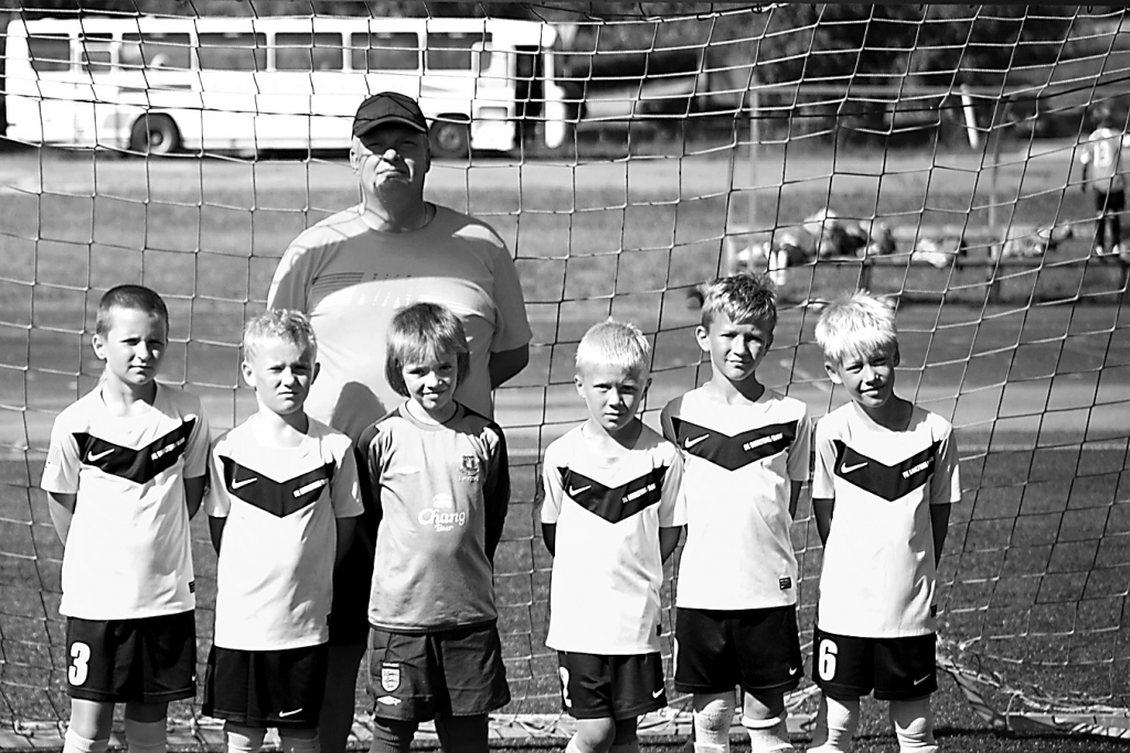 Komanda “FK “Smiltene/BJSS” - Vidzemes čempionu futbolā U-8 grupā: Tomass Veismanis (no kreisās), Valters Gaismiņš, Alekss Ungers (vārtsargs), Rei­nis Kaņipovs, Jorens Miķelsons, Kārlis Briedis. Komandu trenē Gatis Samučonoks.                                                                                         
Autors:   NO PERSONĪGĀ ARHĪVA