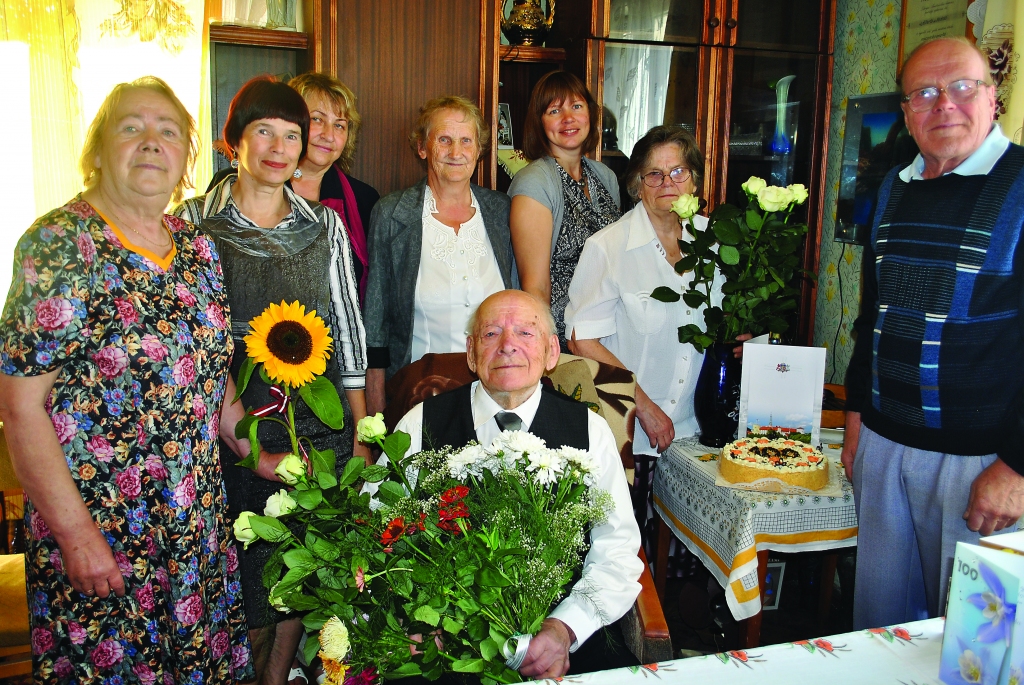 Svētdien 100. dzimšanas dienu svinēja smiltenietis, Latvijā pazīstamais mucinieks Alberts Mednis. Kopā ar meitu Ināru (pirmā no kreisās) jubilārs uzņēma ciemiņus no Smiltenes novada domes, pilsētas pensionāru apvienības un bijušos kolēģus no kādreizējās Smiltenes Amatnieku biedrības. 

Autors:  SANDRA PĒTERSONE