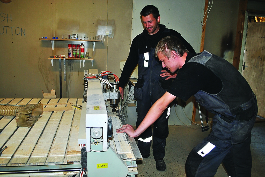 Savu nišu kokapstrādē atradis Launkalnes pagasta uzņēmums “Balteru Attīstības Grupa”. Valdes priekšsēdētājs Tālis Balters un CNC iekārtas operators Dainis Ezers (priekšplānā) strādā ar ciparvadības frēzēšanas iekārtu. Viens no pasūtījumiem ir šādi govju pakavi eksportam.                                                                                                                                                       

Autors:  SANDRA PĒTERSONE