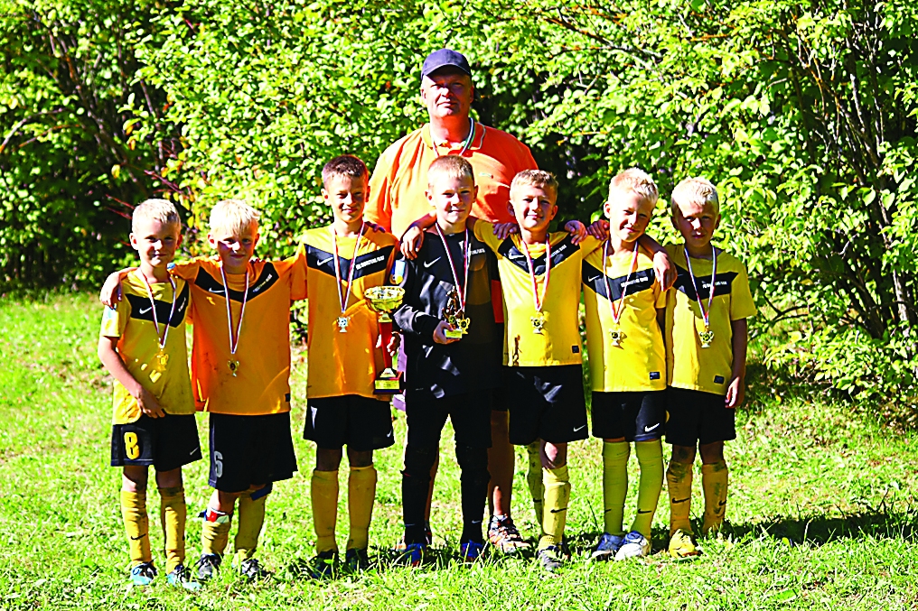 Vidzemes čempioni futbolā U-9 grupā - komanda “FK “Smiltene”/BJSS”: Valters Gaismiņš (no kreisās), Tomass Tūcis, Kristers Stūris, Roberts Bleikšs, Jorens Miķelsons, Kārlis Briedis, Reinis Kaņipovs. Komandu trenē  Gatis Samučonoks.                                                                       

Autors:   NO PERSONĪGĀ ARHĪVA
