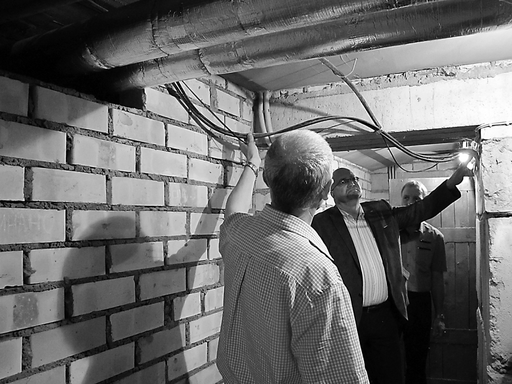 Apskatot renovēto Merķeļa ielas 23. namu, mājas iedzīvotājs Guntis Grāvis piekrīt novada domes priekšsēdētājam Ventam Armandam Krauklim par to, ka nesavāktie kabeļi ir jānostiprina.                                     

Autors:  INGA KARPOVA 