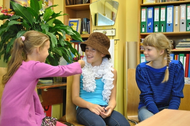 Par godu “Ziemeļlatvijai” Smiltenes Trīs pakalnu sākumskolas teātra un sporta pulciņa dalībnieki nodemonstrēja vienu no nodarbību iemīļotākajām aktivitātēm – ziņu vadīšanu televīzijā. Studijā pie ziņu vadītājas ieradies ciemiņš no Ķīnas, kurš runā dživriču valodā. Viņam palīdz tulks.