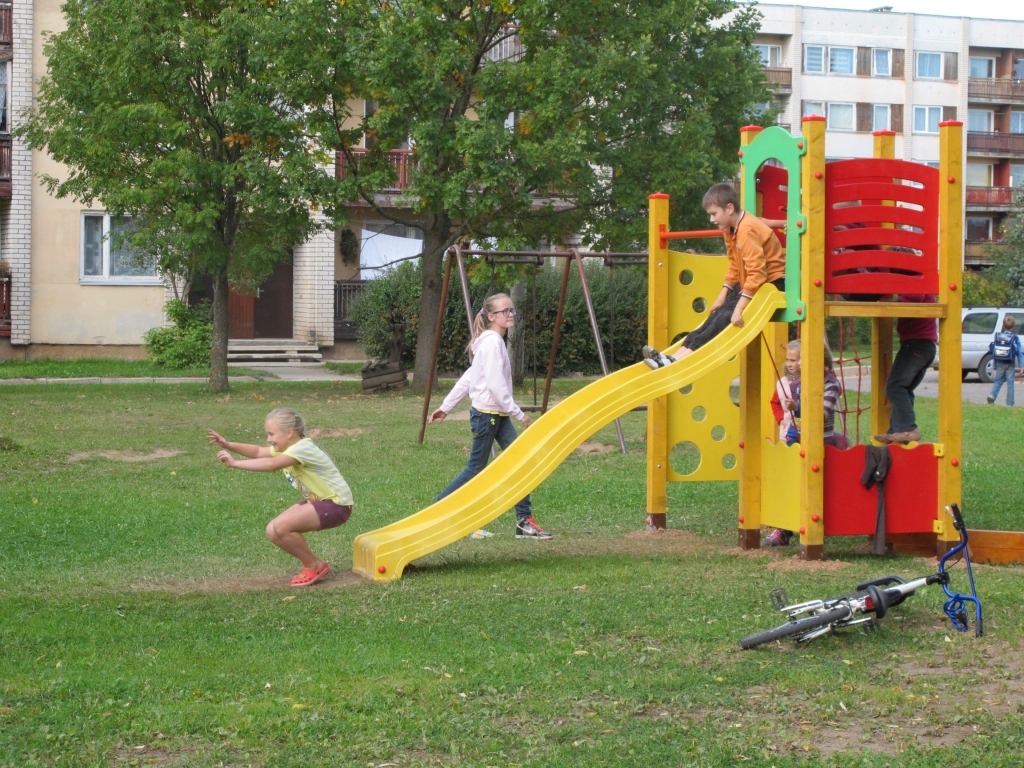 Ausekļa ielas 46. nama pagalms Valkā pēcpusdienās atgādina skudru pūzni, jo rotaļāties uz nesen uzstādīto slidkalniņu ierodas gandrīz visi Rūjienas ielas mikrorajona bērni.                                                                  
Autors:   INGA KARPOVA
