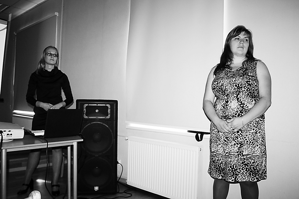 Projekta vadītāja Ilze Krastiņa (no kreisās) un asistente Anda Kušķe uzskata, ka projekts “Valkas novada attālo teritoriju bērnu un jauniešu sociālās atstumtības mazināšana” palīdzēs lauku bērniem pieejamo iespēju ziņā justies līdzvērtīgiem pilsētas jauniešiem.                                          

Autors:  AIVARS ZILBERS