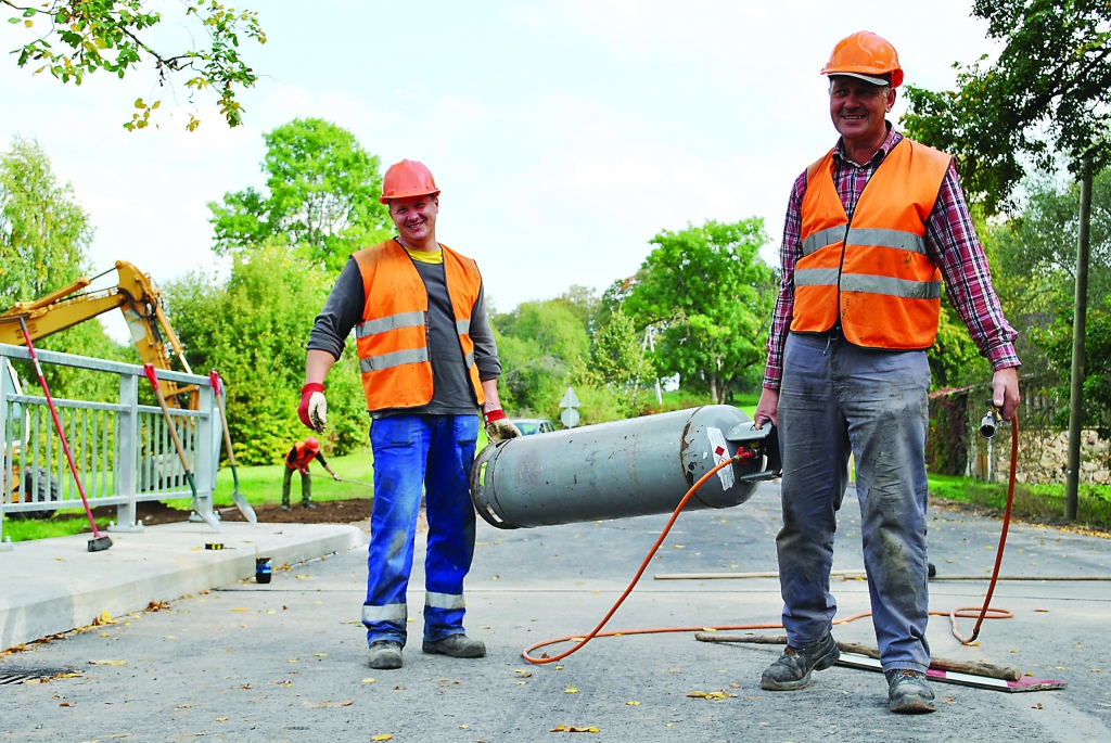 Pavisam drīz tilts pār Nigras upi Blomes centrā būs pieejams ne tikai gājējiem, kā līdz šim, bet arī transportlīdzekļiem. SIA “Ceļinieks 2010” strādnieki Jeronīms Gutāns (no labās) un Gatis Rutks veic vienus no pēdējiem darbiem objektā.                                                                                                                                                                      

Autors:  SANTA SINKA