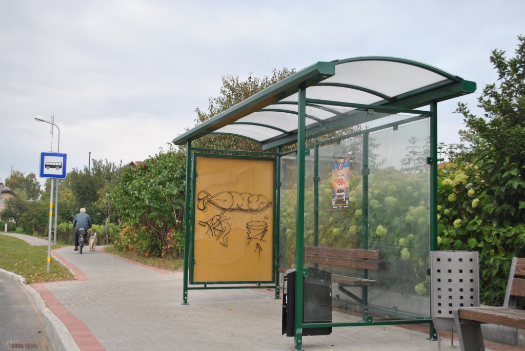 Daugavas iela Smiltenē ir viena no tām vietām, kurā visvairāk redzams uzraksts OMK. Sabojāta arī autobusu pietura.                         
Autors:  SANTA SINKA