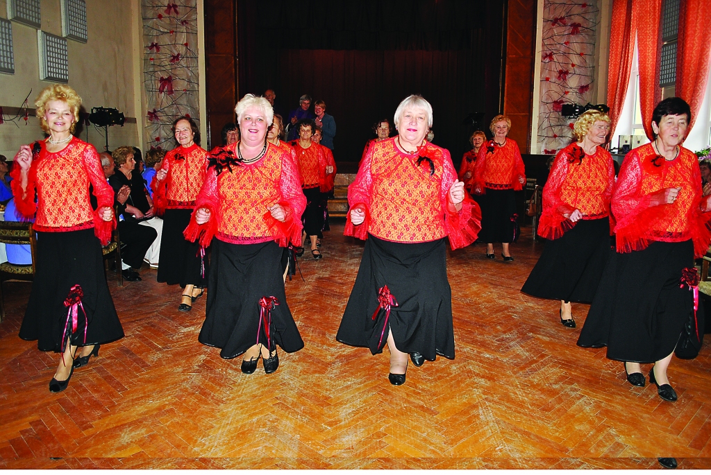 Biedrības “Atbalsts cilvēkiem ar īpašām vajadzībām” senioru deju kopa “Pīlādzītis” savos septiņos gados ir tikpat atraktīvs un dzīvespriecīgs kā dibināšanas dienā.                                                                                                      

Autors:   SANTA SINKA