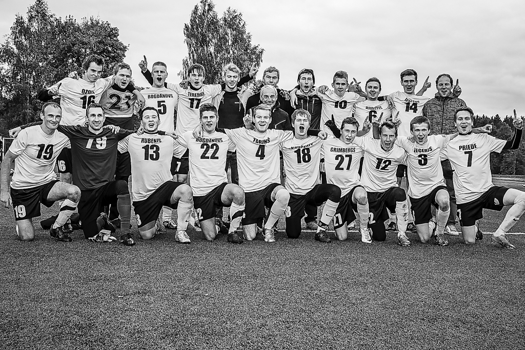 Tās ir emocijas – FK “Smiltene/BJSS” futbolisti pēc uzvaras Latvijas futbola čempionāta 2. līgā Vidzemes zonā.                                            
Autors:   AGNIS MELDERIS