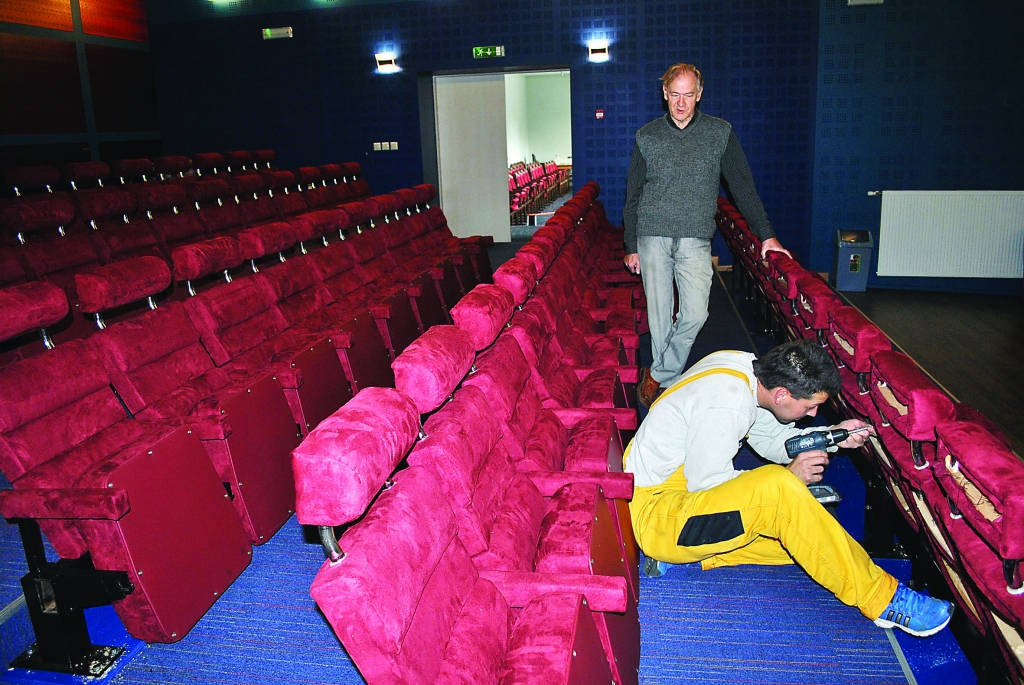 Smiltenes kino entuziasts Gunārs Liedags priecājas, ka kinozālē pēc atjaunošanas atkal ir ērtie, mīkstie krēsli skatītājiem. Tos uzstādīja firma “Metāldekors”, arī uzņēmuma strādnieks Andris Plūme.         

Autors:   SANDRA PĒTERSONE