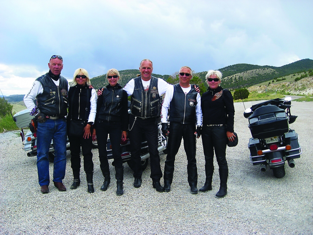 Šovasar seši latvieši ar “Harley-Davidson” motocikliem apceļoja Amerikas Savienotās Valstis. Viens no viņiem, smiltenietis Ansis Dzērve (otrais no labās) Amerikā arī nosvinēja savu dzimšanas dienu.     

Autors:  NO PERSONĪGĀ ARHĪVA