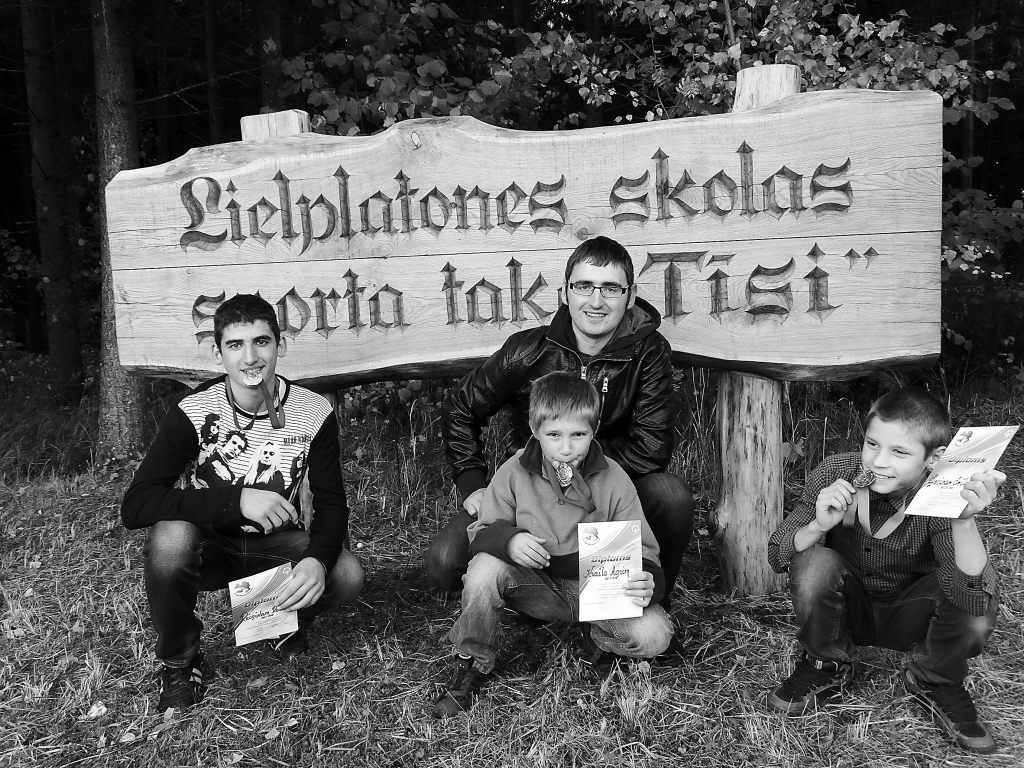 Latvijas rudens krosā n Palsmanes internātpamatskolas izlasē  medaļas izcīnīja Roberts Reiņiks (no kreisās), Agris Krailo un Emīls Ezeriņš. Attēlā -  kopā ar sporta skolotāju Dzintaru Ziediņu.                      

Autors:   NO SKOLAS ARHĪVA