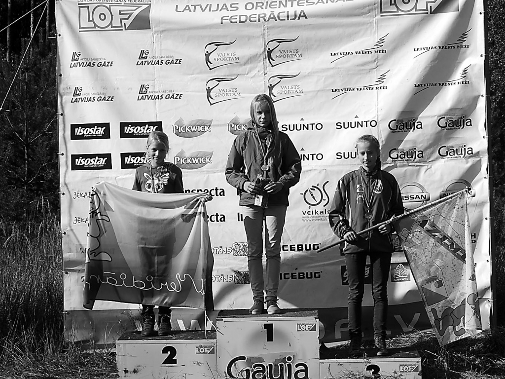 Šī gada pēdējajā Latvijas orientēšanās čempionātā, kurā sportisti veica maratona distanci, S-12 konkurencē uzvarēja Agnija Caune (vidū). Vēl vienu pakāpienu uz goda pjedestāla aizņēma viņas klasesbiedrene Zanda Stabiņa (pirmā no labās).                                                             

Autors:   NO PERSONĪGĀ ARHĪVA