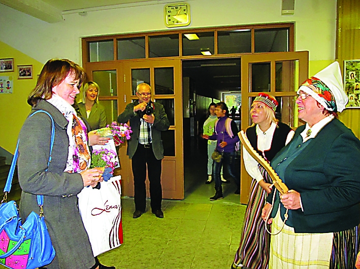 Piektdienas rītā liels bija Valkas pamatskolas skolotāju pārsteigums, kad viņus pie skolas ieejas gaidīja ne vien gaismas ceļš, bet arī dziesmu draugu kopas “Nāburgi” jestrais apsveikums.                                                                                                                                                                                      

Autors:   INGA KARPOVA