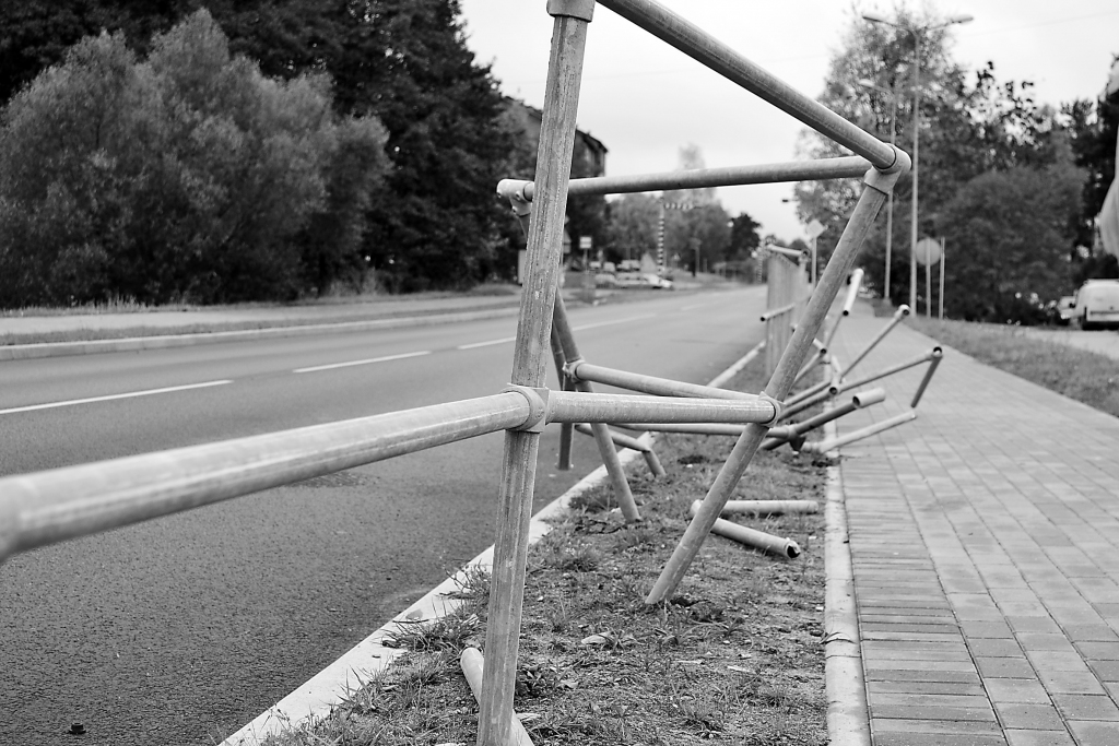Smiltenē, Rīgas ielā, pagaidām nenoskaidrots vadītājs ar automašīnu iebraucis gājēju norobežojošā barjerā, sabojājot to aptuveni 15 metru garumā.                                                                                                       
Autors:  SANTA SINKA