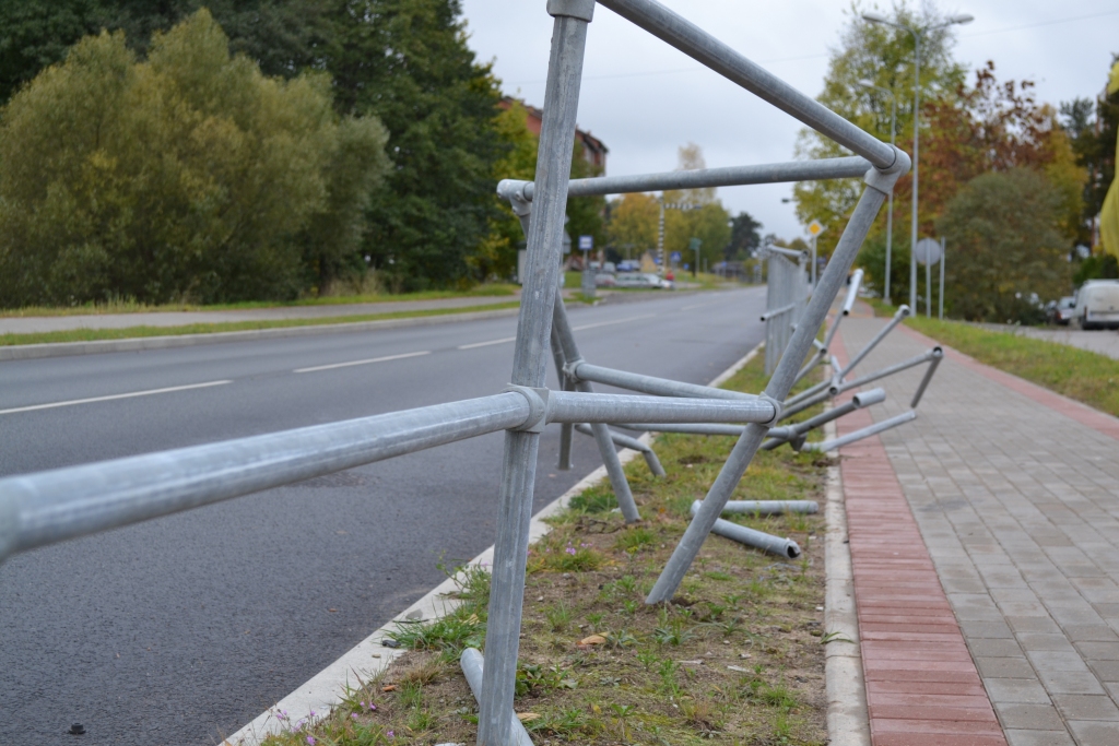 Smiltenē, Rīgas ielā, pagaidām nenoskaidrots vadītājs ar automašīnu iebraucis gājēju norobežojošā barjerā, sabojājot to aptuveni 15 metru garumā.
Autors: SANTA SINKA