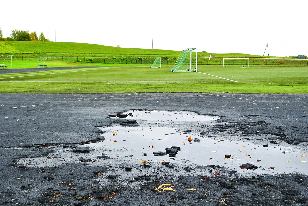 Līdz nākamā gada vasarai tiks rekonstruēts stadions Smiltenē pie Tepera. Šie darbi pašvaldībai izmaksās aptuveni pusmiljonu latu. 


Autors:  SANDRA PĒTERSONE