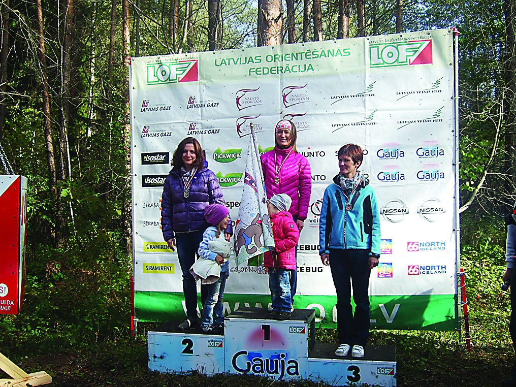 “Siguldas rudenī” S-35 grupā uzvarēja OK “Azimuts” orientieriste Ieva Godiņa (vidū), 2. vietā Aiga Kalniņa (no kreisās), bet 3. “Ozona” sportiste Linda Katlapa.                                                                                          
Autors:  MĀRIS STABIŅŠ