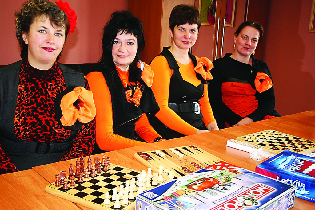 Biedrības “Atrodi laiku sev” dalībnieces Agrita Paulsone (no kreisās), Lilita Ikale, Marita Treijere un Kristiāna Brolīte atklāj, ka visas četras darbojas visos pašdarbības kolektīvos un neiztrūkst nevienā aktivitātē.           

Autors:  AIVARS ZILBERS