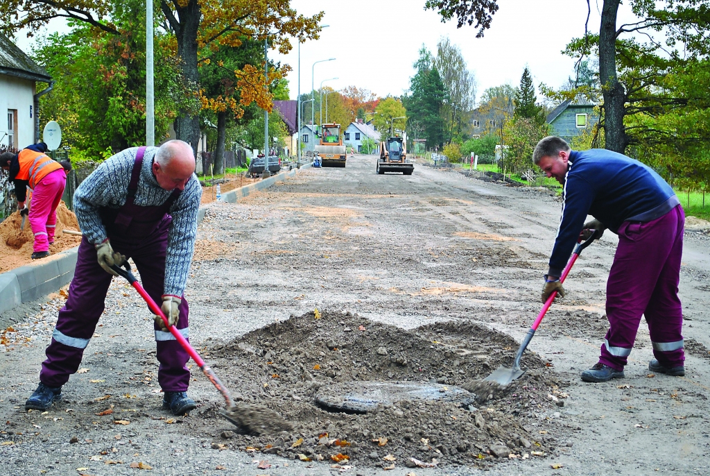Ceļinieki Strenču tranzītielā šogad strādās, līdz sāksies sals, bet ūdensvada un kanalizācijas tīklu izbūve citā projektā notiks arī ziemā.                                                                                                                           
Autors:  SANDRA PĒTERSONE