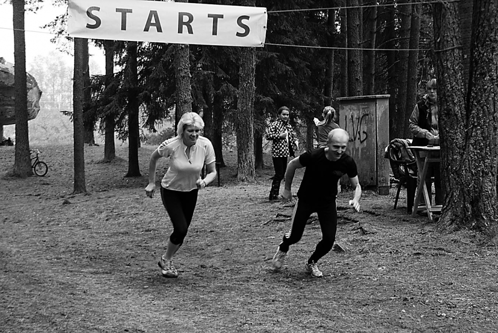 Sestās kārtas skrējienu uzsāk sporta veterāni Zita Sproģe un Tālis Auniņš.                                         
Autors:  ALDIS DUBĻĀNS