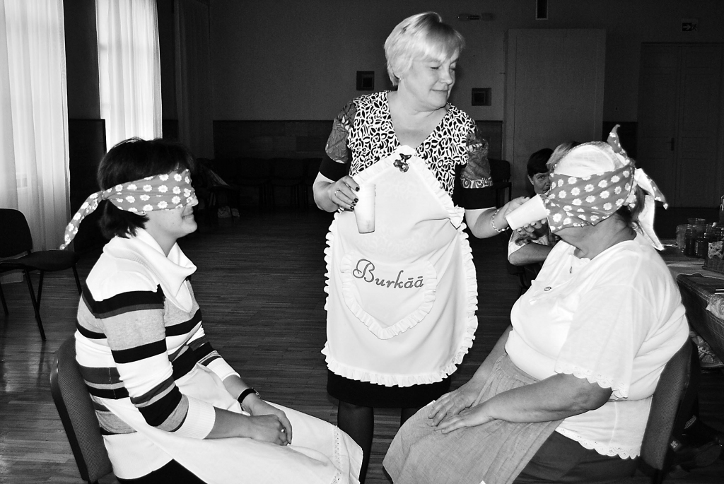 Burkāā kundze jeb Gita Skadiņa, uzņemot Blomes pagasta čaklās saimnieces, bija sarūpējusi atjautīgu uzdevumu.                                   

Autors:  SANTA SINKA