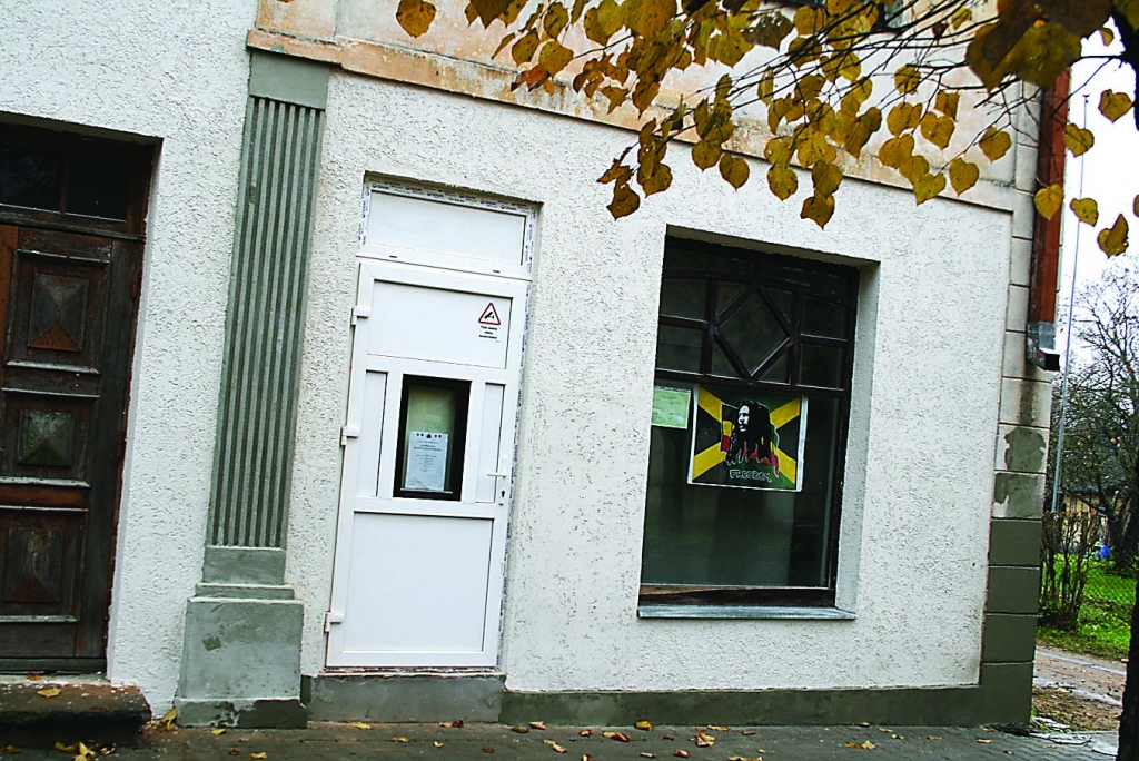 Lai iegādātos preci, vispirms ir jāpieklauvē pie lodziņa durvīs.                                                                              

Autors:  AIVARS ZILBERS 