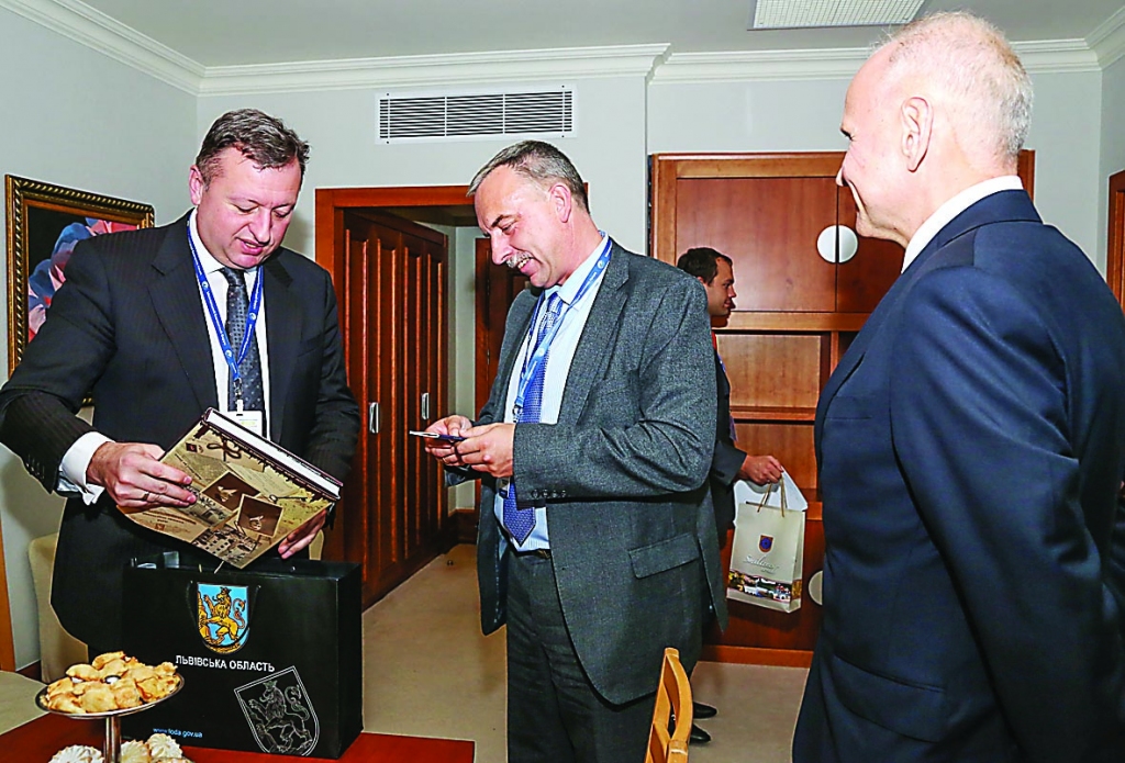 Smiltenes novada domes priekšsēdētājs Ainārs Mežulis šomēnes Ukrainā apsprieda sadarbību ar Ļvovas apgabala gubernatoru Viktoru Šemčuku (no kreisās), kurš Smiltenes novadā nākamgad ieradīsies oficiālā vizītē. 
                                                                                                

Autors:   NO PERSONĪGĀ ARHĪVA 