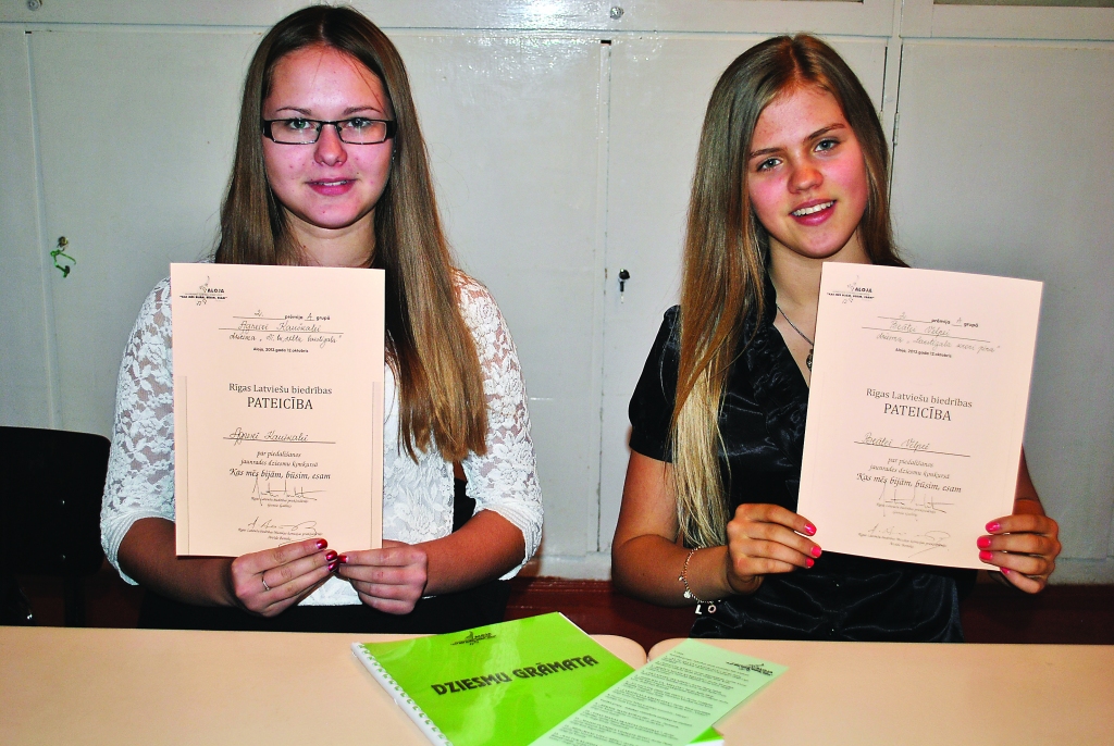 Smiltenes mūzikas skolas audzēknes Agnese Kauškale (no kreisās) un Beāte Velpe komponējušas latviešu tautas dziesmu apdares, kas augstu novērtētas valsts mēroga konkursā.                                                  
Autors:  SANDRA PĒTERSONE