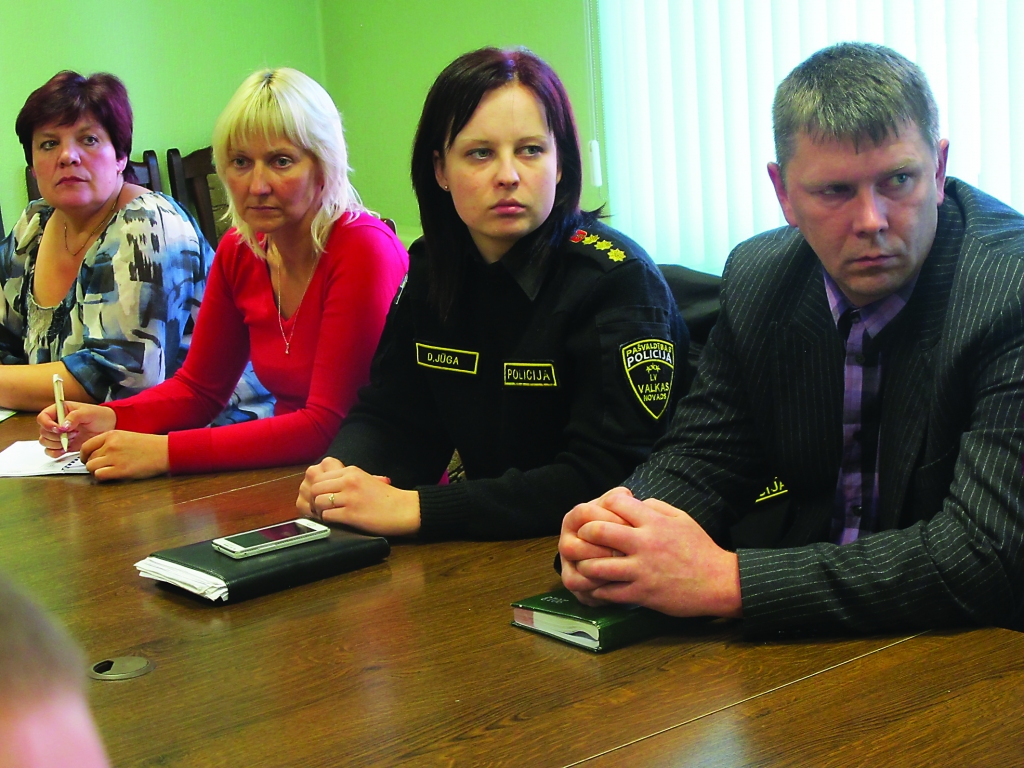Valsts policijas Vidzemes reģiona pārvaldes Valkas iecirkņa Kriminālnodaļas priekšnieks Armands Āboliņš un pašvaldības policijas priekšniece Diāna Jūga ir gatavi iesaistīties kopīgā lietā par ātrāku spice bodītes izvākšanu no Valkas.                                                                                                 

Autors:   INGA KARPOVA