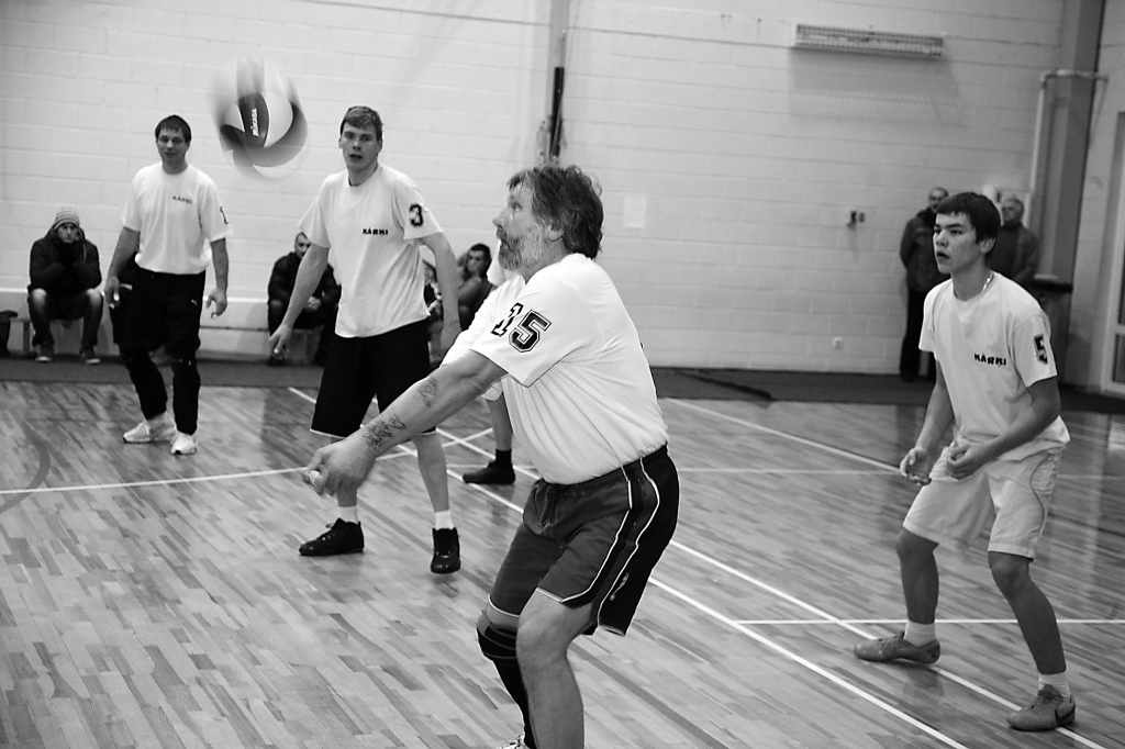 Valkas novada čempionātā gremdi uzņem Kārķu komandas dalībnieks Ģirts Kalniņš.                      

Autors:  ALDIS DUBĻĀNS