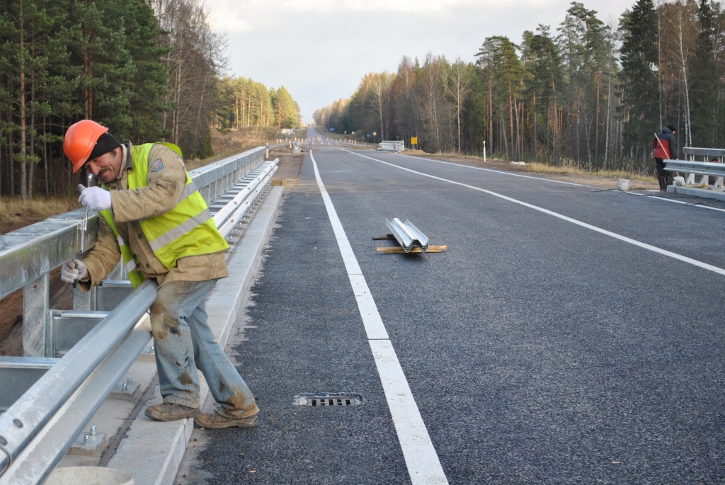Firma “Viadukts” pirms termiņa pabeigs darbus ceļa pārvadu rekonstrukcijā Vidzemes šosejas un ceļa Smiltene - Gulbene krustojumā un cer, ka satiksmi tur varēs atjaunot jau novembrī.                                                                                                                                                                                       

Autors:  SANDRA PĒTERSONE