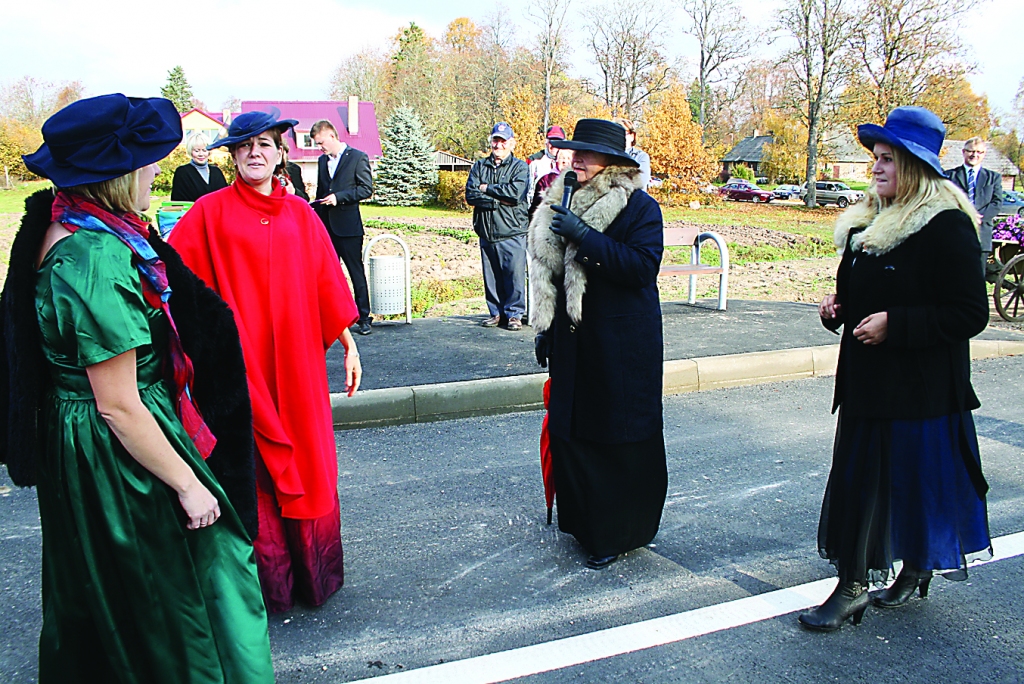 Silva (otrā no kreisās) atjaunotā “Ziemeļu stīgas” ceļa posma atklāšanā kopā ar citām teātra dāmām gluži labi bija iejutusies arī Veckārķu pilsmuižas preilenes lomā.                                                                              

Autors:  AIVARS ZILBERS