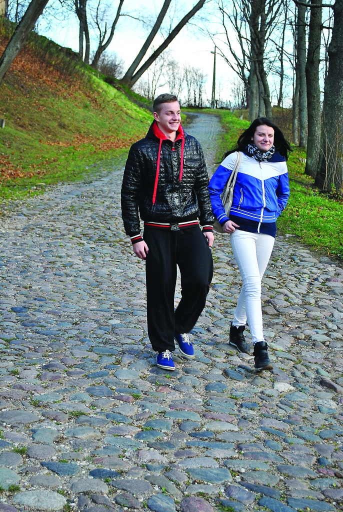 Arī Smiltenes tehnikuma audzēkņi Katrīna Balsare un Jūlijs Morozs piekrīt, ka Kalnamuižas bruģi bija laiks salabot. Šī ir jauniešu iecienīta pastaigu vieta.                                                                                             

Autors:  SANDRA PĒTERSONE