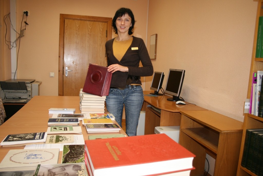 Valkas novada centrālās bibliotēkas speciāliste Gunita Gendrjuka uzskata, ka dāvinātāji ir atnesuši daudz ļoti vērtīgu un dārgu grāmatu.                                                                                                                                 
Autors:  AIVARS ZILBERS