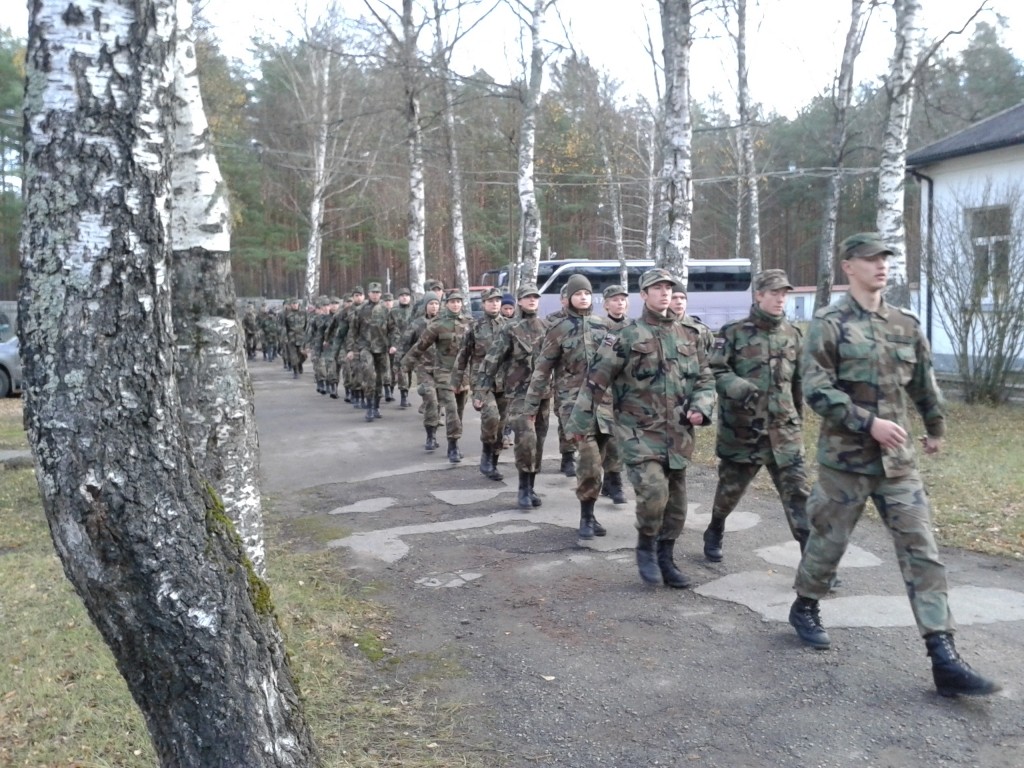 Latvijas jaunsargi apgūst pareizo soli militārajai parādei.                                                                                                                                              

Autors:  RITVARS LEITENS