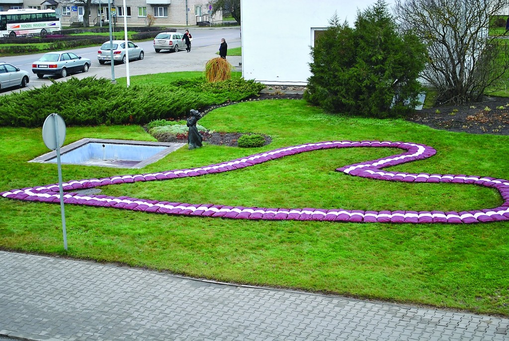 Smiltenes centrā jau uzradies vēstnesis, atgādinot, ka drīz svinēsim dzimšanas dienu Latvijai.                                                             
Autors:  SANDRA PĒTERSONE