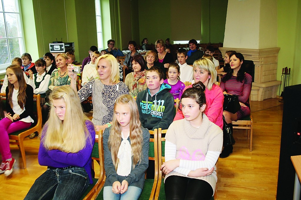 Visi dalībnieki kopā ar saviem pedagogiem nedaudz satraukušies gaida sava iznāciena kārtu.     

Autors:  ALDIS DUBĻĀNS