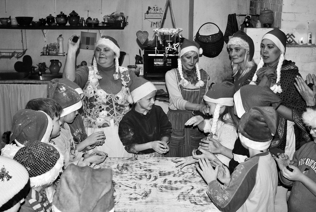 Tiklīdz decembris būs klāt, Blomes pagasta lauku mājās “Donas” sāks darboties Rūķu piparkūku darbnīca, kas popularitāti iemantojusi ne vien latviešu, bet arī ārzemju viesu vidū.                                                      

Autors:  SANTA SINKA