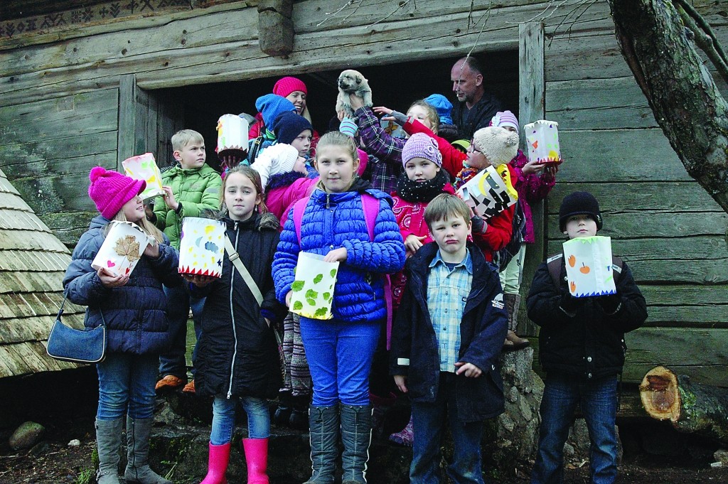 Pirmie  ciemiņi Smiltenes pagasta “Lejas Varicēnos” atvērtajā Amatu klētī bija Smiltenes Centra vidusskolas 3.a klases skolēni. Viņi mācījās darināt Mārtiņdienas lukturīšus.                                                  

Autors:  LĪGA KRŪMIŅA- KRĪGERE
